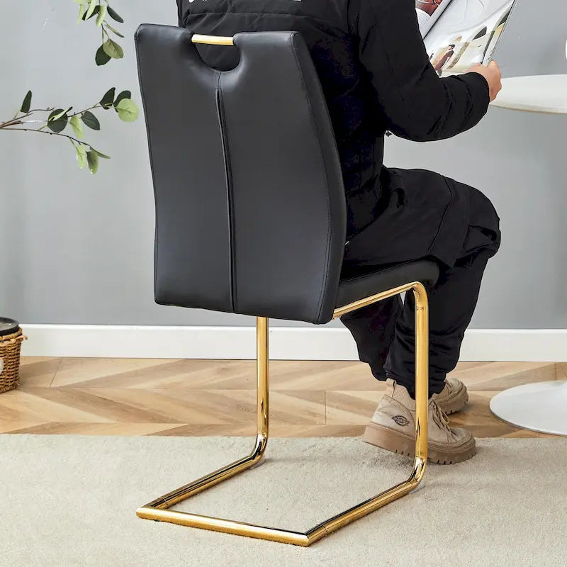 Set di sedie da pranzo in PU, sedie da pranzo nere dal design unico, materiale in PU, abbinate a gambe in metallo dorato (set da 4)