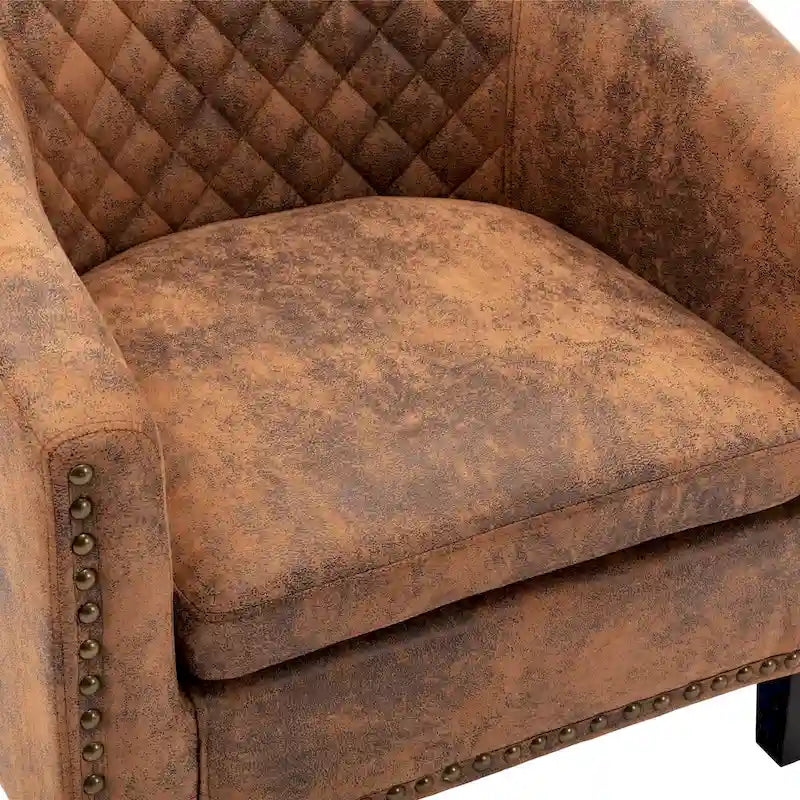 Poltrona a botte per soggiorno con borchie e gambe in legno massello