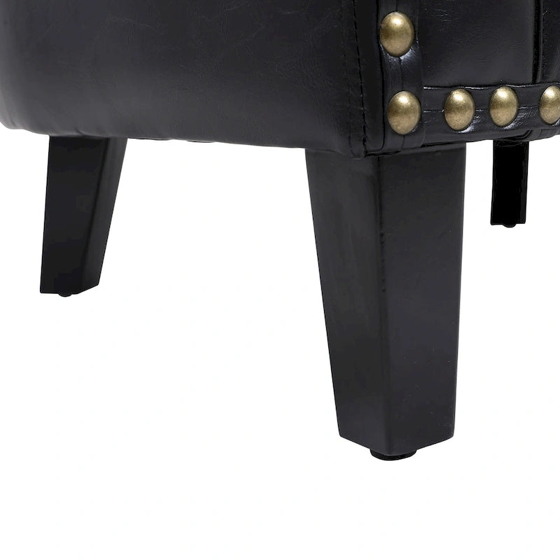 Poltrona a botte per soggiorno con borchie e gambe in legno massello