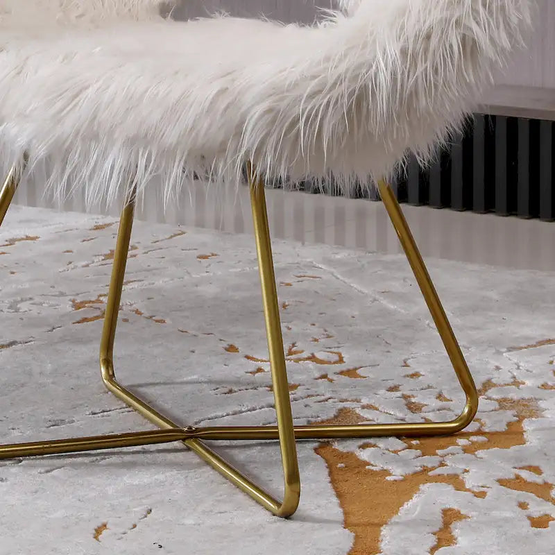 Poltrona di design in ecopelliccia, bianca