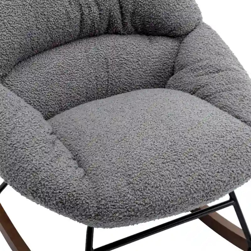 Sedia a dondolo con seduta imbottita capitonné rivestita in Bouclé