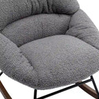 Sedia a dondolo con seduta imbottita capitonné rivestita in Bouclé